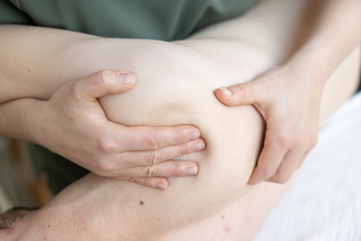 Mains de l'ostéopathe au travail