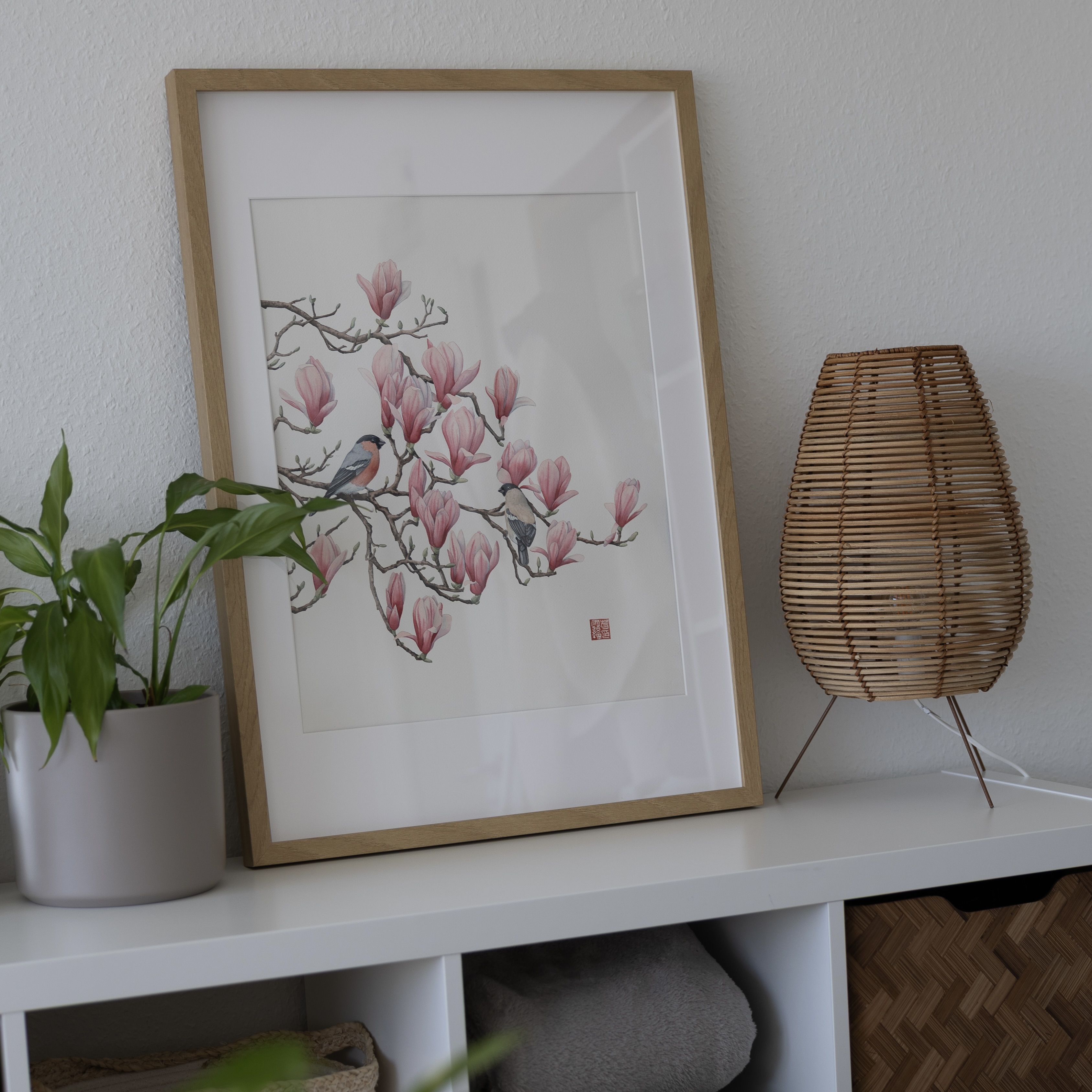Aquarelle de magnolias, plante et lampe au cabinet